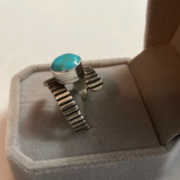 HOB Mexico Sterling Silver and Turquoise Ring - Picture 3 of 8